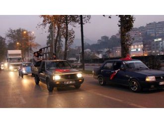 Hareket halindeki kamyonetin kasasında tehlikeli dans