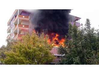 Patlama mahalleliyi sokağa döktü