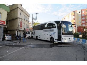 Barikat olarak kullanılan araçlar ulaşımı felç etti