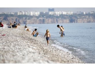Türkiye kar bekliyor, Antalya denize giriyor