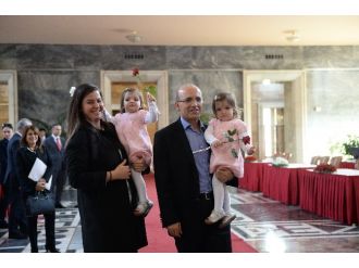 Meclis’e ikiz kızlarıyla geldi