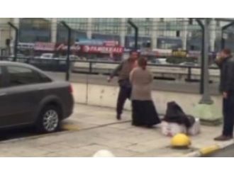 Kıyafeti nedeniyle bilet kesilmeyince ortalığı birbirine kattı