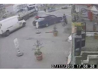 Yolun karşısına geçmek isteyen kadına böyle çarptı