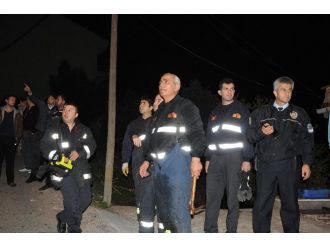 Metruk bina kamyonetin üzerine çöktü