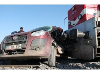 Tren önüne kattığı aracı 200 metre sürükledi