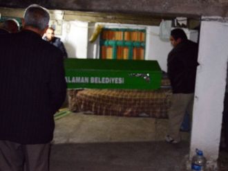 Husumetli olduğu kişilerin anne babasını vurdu