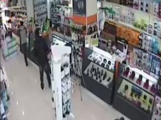 Cep telefonu hırsızları güvenlik kamerasında