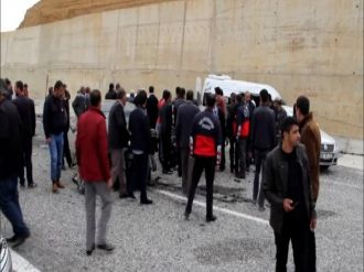 Otomobil ile minibüs kafa kafaya çarpıştı: 20 yaralı