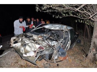 Otomobil ağaca çarptı: 2 ölü, 1 yaralı