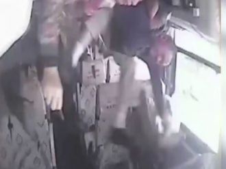 Otobüs bariyerlere çarptı yolcular tavana