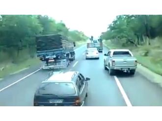 Kamyon sol şeridi işgal edince...