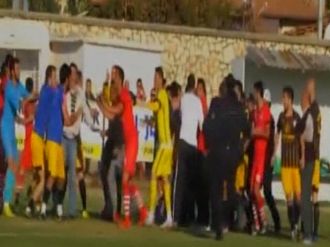 Futbolcular tekme tokat birbirine girdi