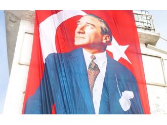 Bin 400 rakımlı zirvede Atatürk motifli Türk bayrağı