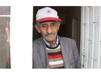 Yaşlı adam yardım bekliyor