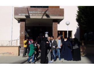 Haberi duyan Suriyeliler müdürlüğe koştu