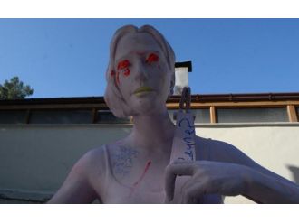 Kadının heykeline bile şiddet uyguladılar