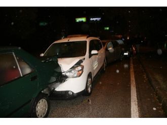 Kar yağdı 12 araç birbirine girdi