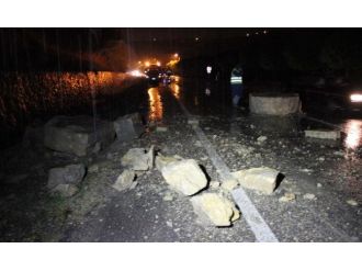 Sağanak yağmur heyelana neden oldu