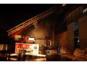 Mobilya fabrikası kül oldu