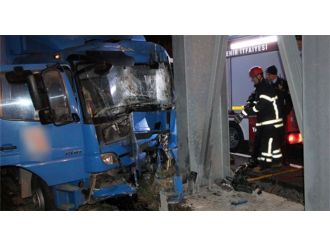 Kargo kamyonu üst geçide çarptı: 1 ölü