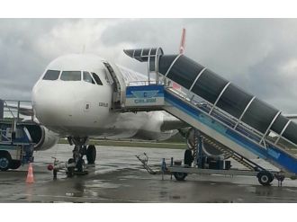 Kaptan farketti, yolcular uçaktan indirildi