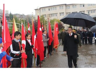 Protokol şemsiyeli, öğrenciler sırılsıklam