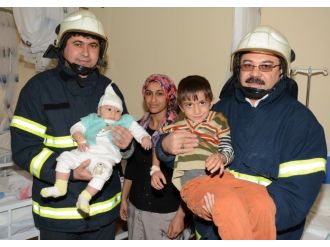 Yangında kurtardığı bebeği ziyaret etti