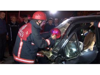 Otomobil aydınlatma direğine çarptı: 2 yaralı