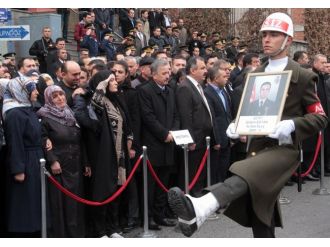 Şehit eşini asker selamıyla uğurladı