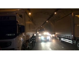 4 TIR ve 1 panelvan birbirine girdi!