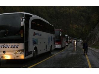 Heyelan yolu kapattı