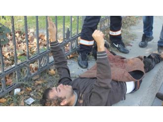 Polisten kaçarken bariyerlere saplandı ! O halde bile slogan attı