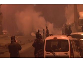 Korsan göstericilere polis müdahalesi