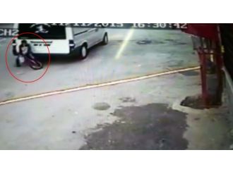 Minibüs bisikletli çocuğu böyle ezdi !