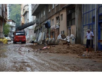 Borçka’da heyelanın yaraları sarılmaya çalışılıyor