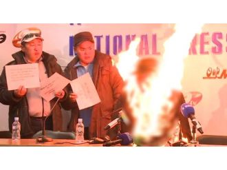 Basın toplantısı sırasında kendini yaktı !