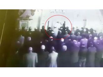 İmamın namazda bıçaklandığı anlar kamerada