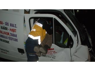 2 yaralı minibüste kurtarılmayı bekledi