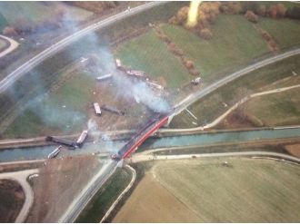 Tren raydan çıktı: 10 ölü