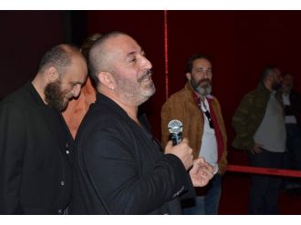 Cem Yılmaz yine kırdı geçirdi