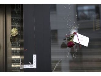 Kurşun deliklerine gül doldurdular