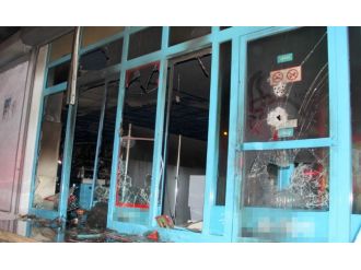 PKK yandaşları marketi ateşe verdi