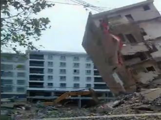 Bina iş makinesinin üstüne çöktü