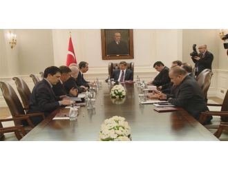 Davutoğlu Rum Azınlık Okulu heyetiyle görüştü