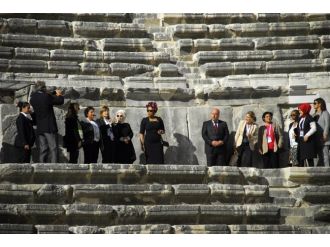 Liderlerin eşleri Aspendos’u gezdi
