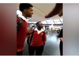 Siyahi öğrenciler Apple mağazasından çıkarıldı!