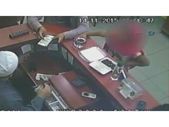 Tırnakçı kadın kamerada