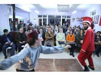 Rektörden köye tiyatro götürdü