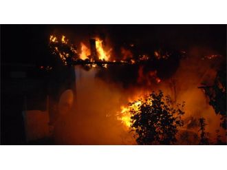 Ahşap evler alevlere teslim oldu