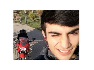 Yarış motosikletiyle reklam panosuna çarparak can verdi